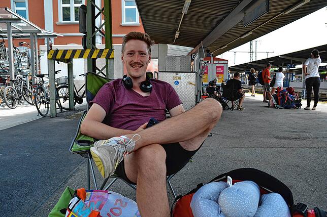 Leon Steiner, 27 Jahre alt, ist auf dem Rückweg vom Southside Festival und hat wegen einem überfüllten Zug in Singen die Anschlussbahn ...