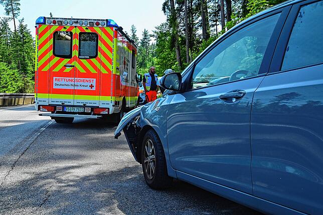 Vier Personen, darunter zwei Kleinkinder, wurden bei einem Verkehrsunfall am Dienstagnachmittag auf der L 177 zwischen Königsfeld und ...