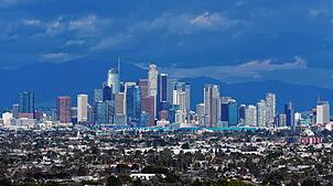 Die Skyline von Los Angeles ist von einem Aussichtspunkt in Baldwin Hills aus zu sehen. Am Samstagmorgen (Ortszeit) ist in Los Angeles ...