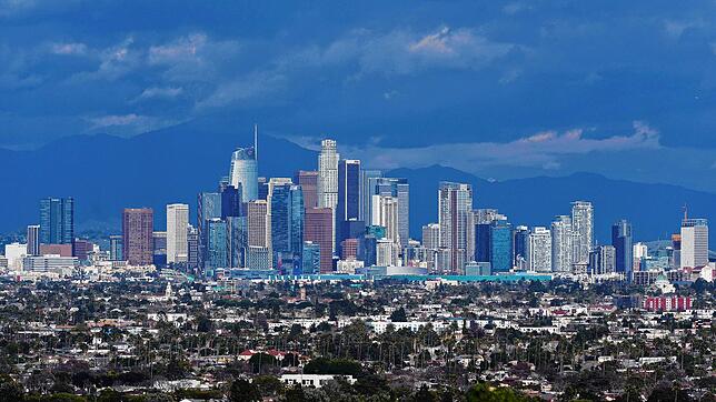 Die Skyline von Los Angeles ist von einem Aussichtspunkt in Baldwin Hills aus zu sehen. Am Samstagmorgen (Ortszeit) ist in Los Angeles ...