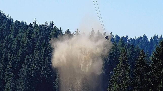 Vom Wohngebiet Kussenhof aus sind die derzeit laufenden Einsätze des Helikopters gut zu beobachten. Foto: Fridolin Bensel