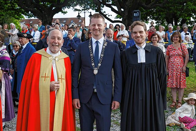 Empfang am Ufer: Pfarrer Heinz Vogel, OB Simon Gröger und Pfarrer Alexander Philipp erwarten die Pilgerfahrer bereits.