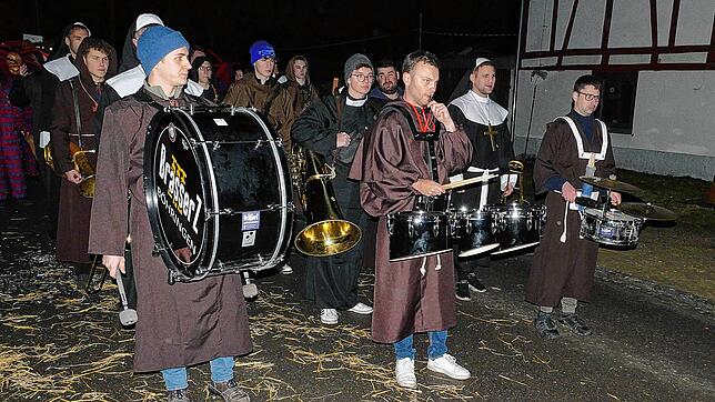 Beim Nachtumzug am Freitag anlässlich des 75-jährigen Bestehens des Brauchtumsvereins Bachrose im Sauldorfer Ortsteil Bietingen sorgen ...