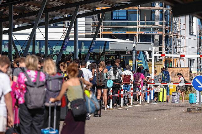 Der Schienenersatzverkehr führ Fahrgäste mit Bussen verlief bereits chaotisch.