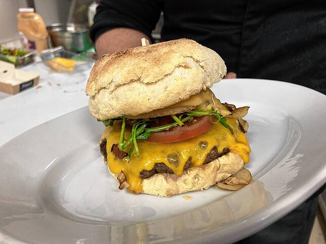 Der Cheese-Burger: Brot, ein regionaler 200-Gramm-Angus-Patty, frischer Salat und ordentlich Cheddar Käse.