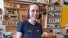 Schreinermeisterin Nathalie Matern (26) mit einem Moos-Bild in der Werkstatt.