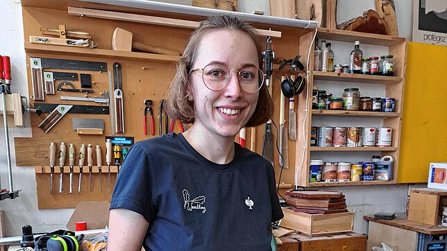 Schreinermeisterin Nathalie Matern (26) mit einem Moos-Bild in der Werkstatt.