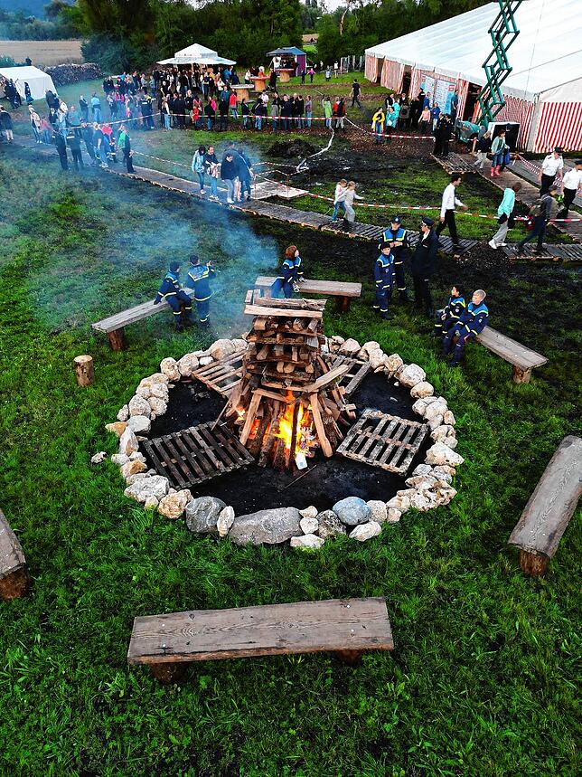 Um das große Lagerfeuer versammelten sich die Teilnehmer abends.