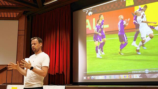 Markus Schmidt referierte vor den Schwarzwälder Referees über den Videobeweis.
