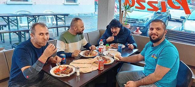 Im Sahara treffen sich die Menschen gerne zum gemeinsamen Mittagessen.