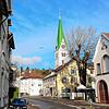Stadtrat Daniel Groß hätte sich gefreut, wenn das gelbe Gasthaus „Löwen“ erhalten würde. Ihm gefällt „die Dreieinigkeit“ mit Rathaus, ...