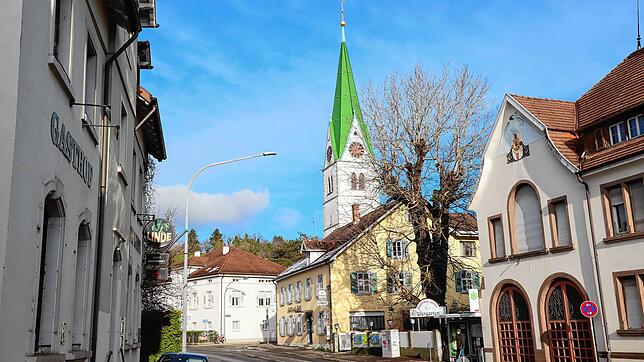 Stadtrat Daniel Groß hätte sich gefreut, wenn das gelbe Gasthaus „Löwen“ erhalten würde. Ihm gefällt „die Dreieinigkeit“ mit Rathaus, ...
