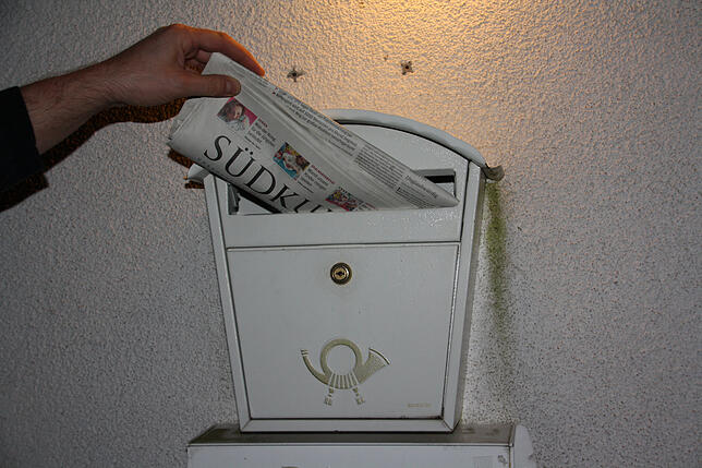 Volle Briefkästen sind ein deutliches Signal an Einbrecher, dass niemand daheim ist.