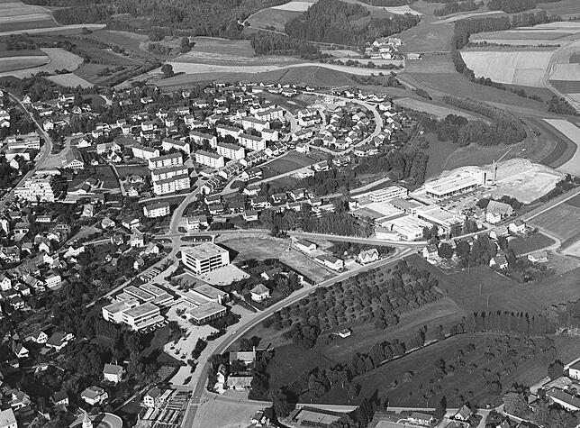 In der Mitte dieses Fotos aus dem September 1979 sind Gymnasium und Realschule, rechts das spätere Areal von Contraves (später ...