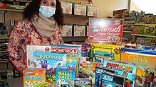 Stefanie Sarachella-Groß kennt sich bestens aus in dem großen Spiele-Angebot im Kaufhaus Schäfer.