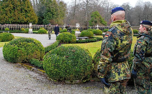Oberbürgermeister Erik Pauly, Oberstleutnant Timo Elbertzhagen und Brigadegeneral Christian Friedl schreiten die Reihen der Soldaten ab.