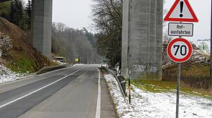 Mehrere Engstellen gibt es für den Bau eines Radweges entlang der Landesstraße 191 zwischen Kirchen-Hausen und dem Hegaublick, wie hier ...