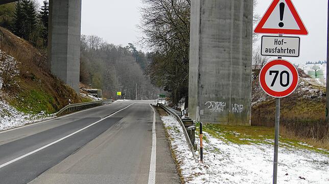 Mehrere Engstellen gibt es für den Bau eines Radweges entlang der Landesstraße 191 zwischen Kirchen-Hausen und dem Hegaublick, wie hier ...