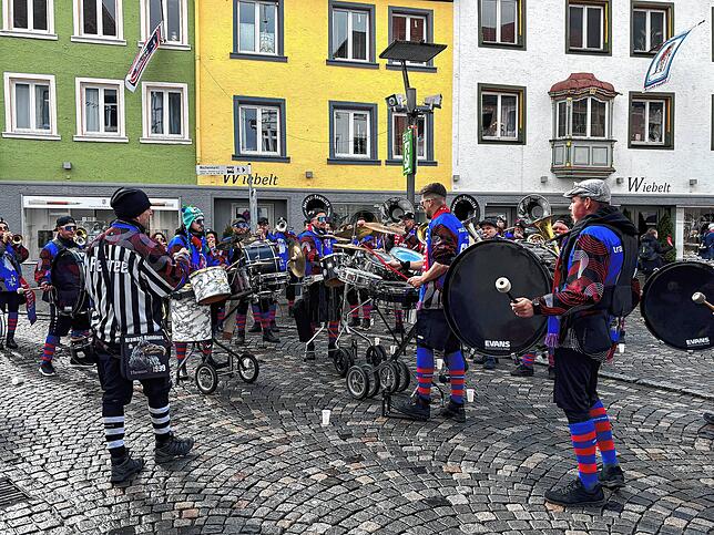 Die Krawazi Ramblers sorgen mit einem Platzkonzert für Stimmung.