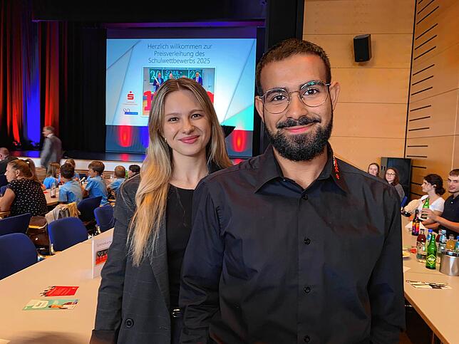 Lehrerin Kristina Dotterer und Schüler Mohammad Ghandour vom Gymnasium am Romäusring Villingen beim Abschlussabend des Schulwettbewerbs.