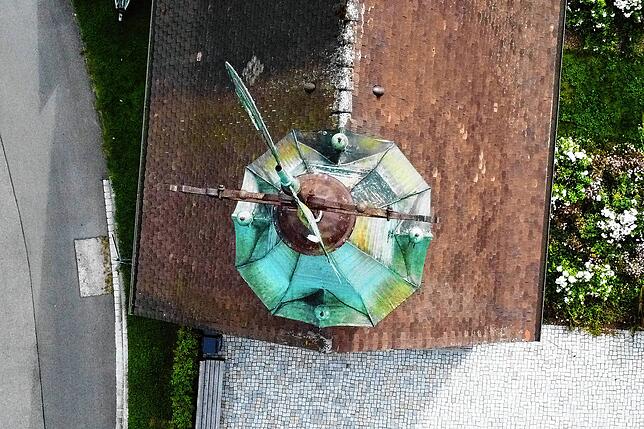 Grüne dekorative Spitze auf grünem Dach. Aber wo befindet es sich?