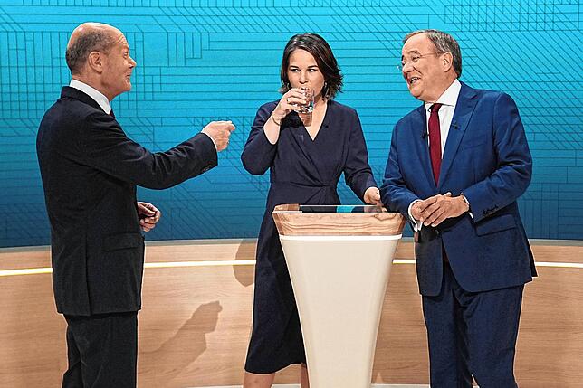 Zeitweise steht Annalena Baerbock im Studio E in Berlin-Adlershof minutenlang zwischen den beiden Streithähnen.