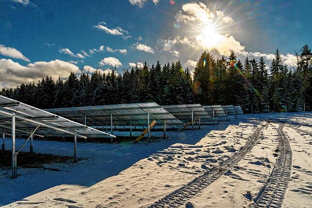 Die Sonne scheint auf die montierten Solarmodule.