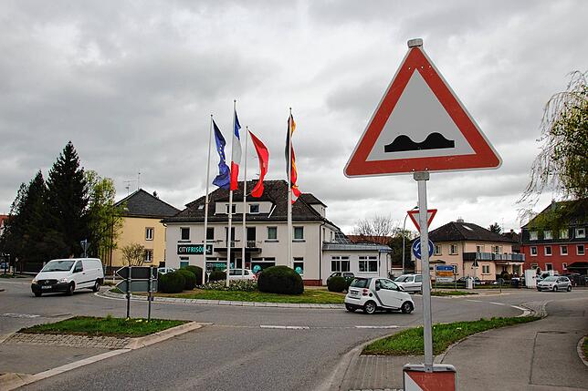 Ein Warnschild macht am Linde-Kreisel schon auf die unebene Fahrbahn aufmerksam.
