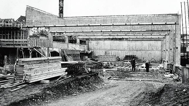 Als die Dillhalle in den 1970er-Jahren gebaut wurde, sah man aus Blickrichtung des heutigen Parkplatzes bereits das heutige Hallenbad. ...