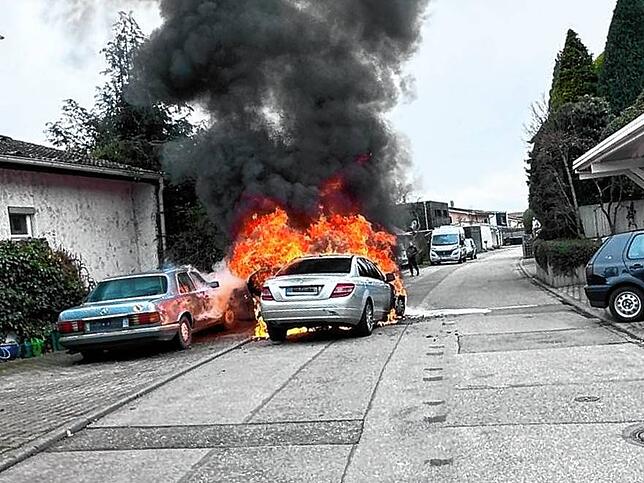 Die Freiwillige Feuerwehr Daisendorf löscht das brennende Auto.