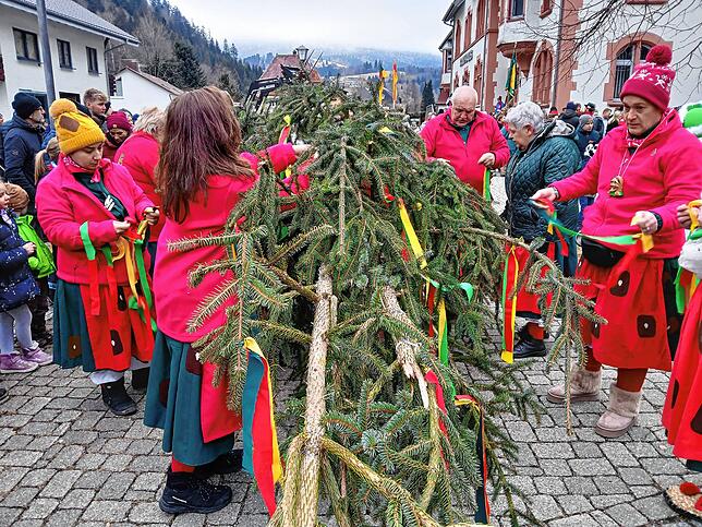 Der Narrenbaum wurde von den Lebküchlern mit Bändeln in den Todtmooser Farben geschmückt.