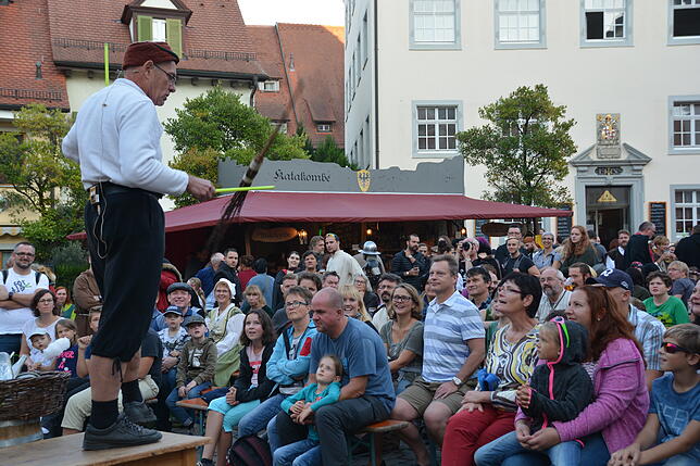 Kraftjongleur "Bagatelli" unterhält das Publikum mit seinen Kunststücken.