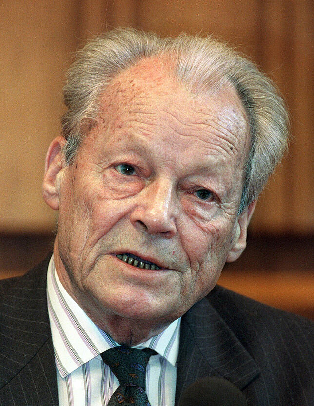 Willy Brandt Ende 1990: Sein Gesundheitszustand verschlechterte sich ab August 1992 zusehends. Er starb schließlich am 8. Oktober 1992 ...