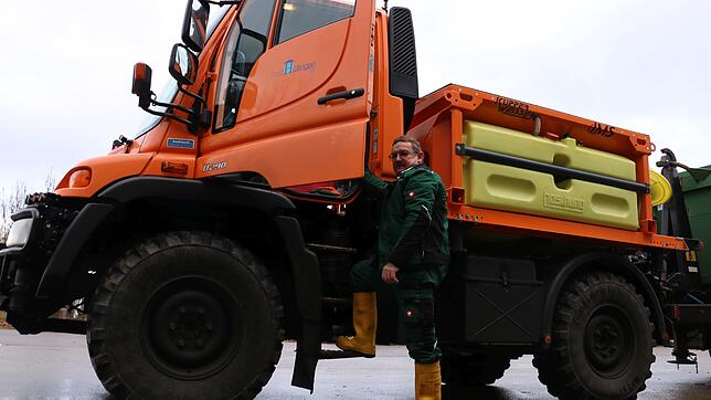 Wolfgang Martin gehört zum Hüfinger Bauhof-Team. Er steigt in den Unimog, der zu vielfältigen Zwecken eingesetzt wird, demnächst auch im ...