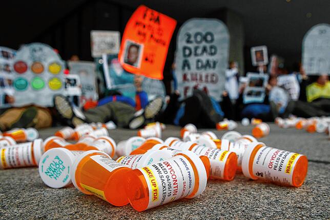 Demonstration in den USA: Leere Dosen mit verschreibungspflichtigen OxyContin-Pillen liegen, während einer Demo vor dem Hauptsitz des ...