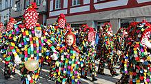 Ein Häs schöner und bunter wie das andere – hier die Hänsele aus Pfullendorf – darauf können sich die Zuschauer beim Narrenumzug freuen. ...