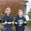 Ramona und ihr Sohn Daniel. Mit Maske geht&lsquo;s besser. Ab Montag muss der Junior, der die Scholl-Schule besucht, den ...