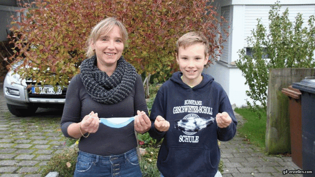 Ramona und ihr Sohn Daniel. Mit Maske geht&lsquo;s besser. Ab Montag muss der Junior, der die Scholl-Schule besucht, den ...