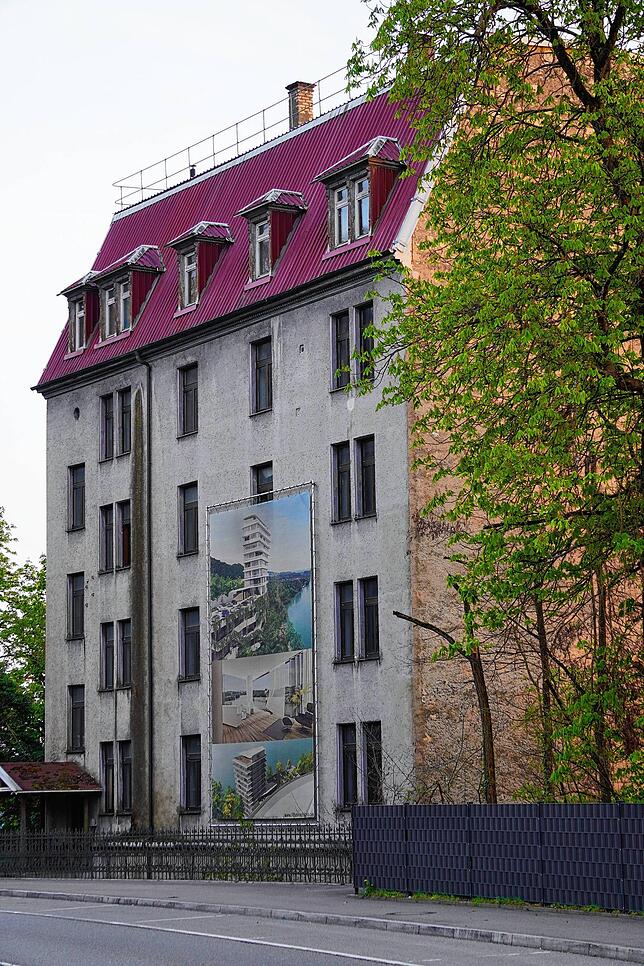 Verblasst ist die Vision von dem Neubauprojekt, die nach wie vor auf einem Transparent am Waldshuter Rheinschloss zu sehen ist.