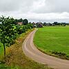 Das neue Baugebiet Loretto von der B31 aus gesehen. Der Weg in der Mitte soll künftig als Fußweg in die Stadt dienen. Im Vordergrund ...