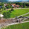 Er trägt einen Ring: Ein Storch auf einem Hochspannungsmast in Überlingen. Seine bereits flügge gewordenen Küken gehen in diesem Jahr ...