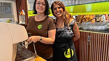 Vier Minijobber und eine Midi-Jobberin beschäftigt Tatjana Spott im Café Paradies. Eine davon ist Ayse Nohut (rechts).