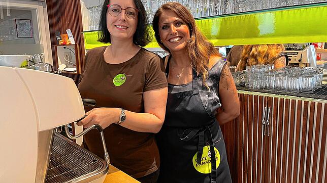 Vier Minijobber und eine Midi-Jobberin beschäftigt Tatjana Spott im Café Paradies. Eine davon ist Ayse Nohut (rechts).