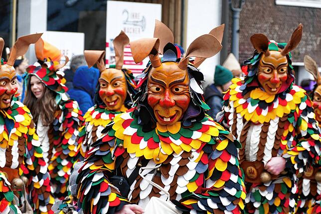 Viele Zuschauer verfolgen den Wagenbauerumzug der Narrenzunft Hüsemer Hasen.