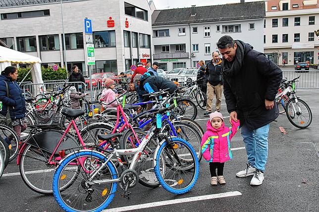 Auf dem Fahrradmarkt in Tiengen: Ob die Kleine auch schon Interesse an einem eigenen Fahrrad hat?
