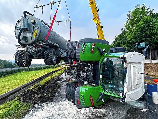 Ein Traktor ist am Mittwochabend in Espasingen umgekippt, beim Einsatz waren 28 Feuerwehrleute und eine Umleitung nötig. Mit einem ...