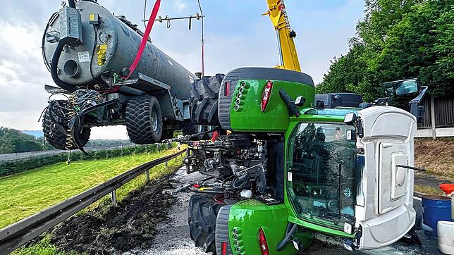Ein Traktor ist am Mittwochabend in Espasingen umgekippt, beim Einsatz waren 28 Feuerwehrleute und eine Umleitung nötig. Mit einem ...