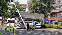 Ein Catering-Anhänger prallt am Samstagmittag, 3. August, gegen einen Laternenmast am Zähringerplatz.