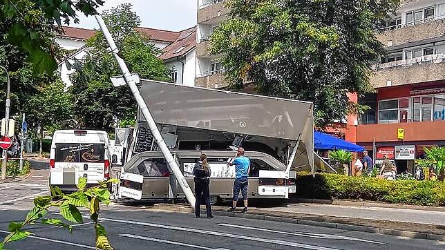 Ein Catering-Anhänger prallt am Samstagmittag, 3. August, gegen einen Laternenmast am Zähringerplatz.