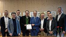 Regierungspräsident Klaus Tappeser und Bürgermeister Georg Schellinger (links und rechts in der Mitte mit Erklärung) mit Bürgermeistern ...
